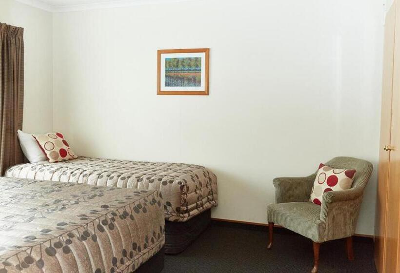 Admiral Court Motel & Apartments