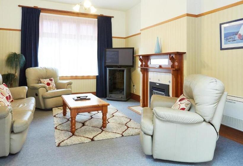 Admiral Court Motel & Apartments