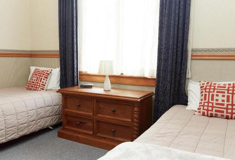 Admiral Court Motel & Apartments