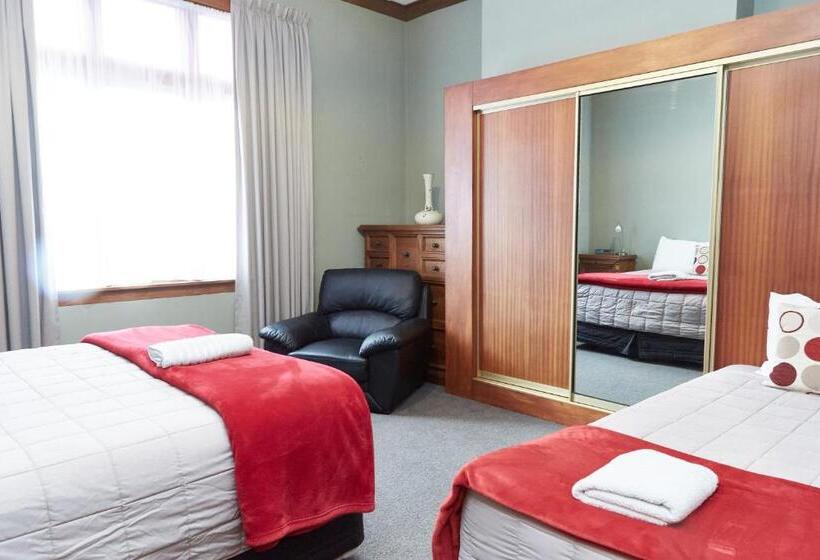 Admiral Court Motel & Apartments