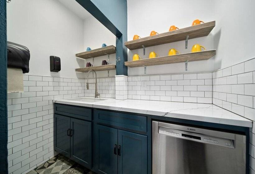 Samesun Hollywood Hotel & Hostel