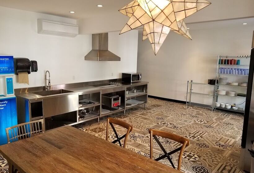 Samesun Hollywood Hotel & Hostel