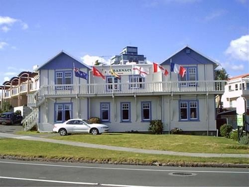 Barnacles Seaside Inn  Hostel