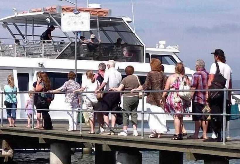 Base Holidays   Ettalong Beach Premium Apartments