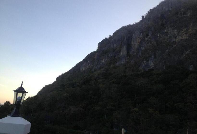 تختخواب و صبحانه Raje Residence