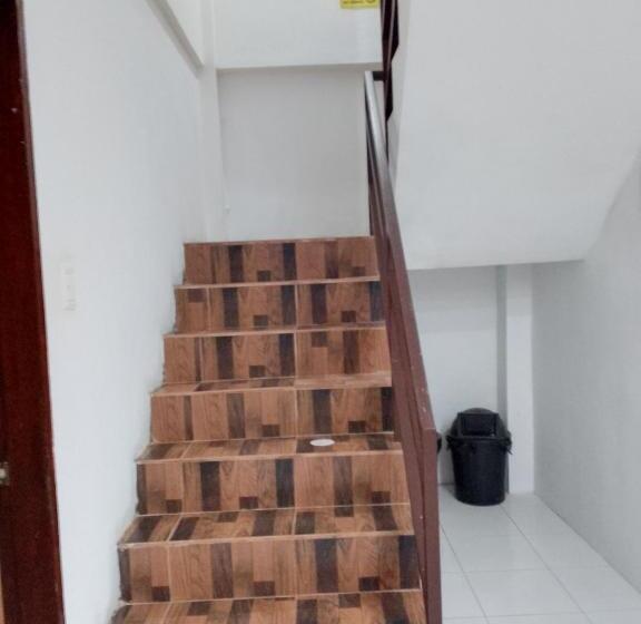 تختخواب و صبحانه Raje Residence