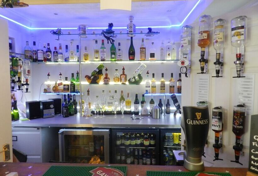 ベッドアンドブレックファースト Watersedge Guest House