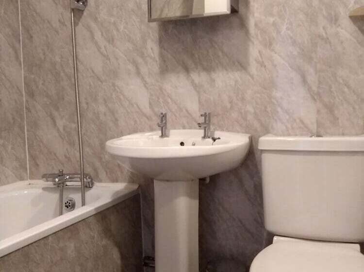 Perfect Central City Location Parking 4 Beds 2 Bedrooms