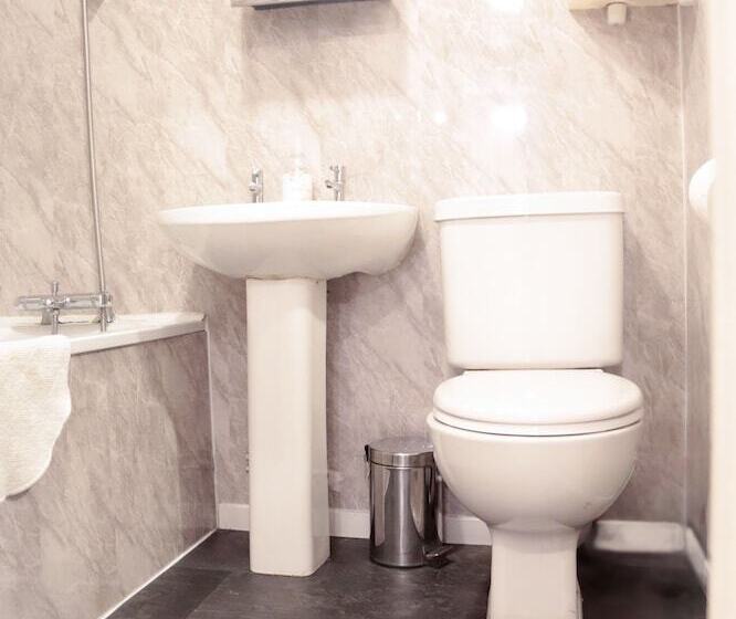 Perfect Central City Location Parking 4 Beds 2 Bedrooms