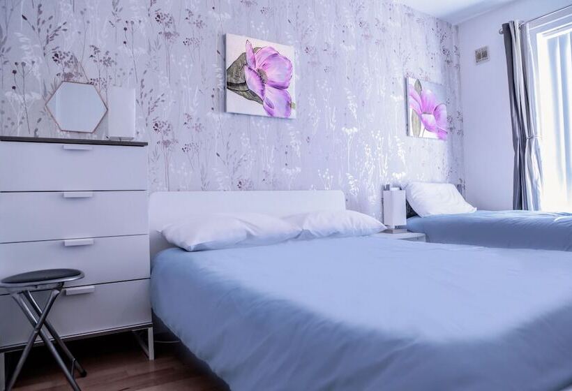 Perfect Central City Location Parking 4 Beds 2 Bedrooms