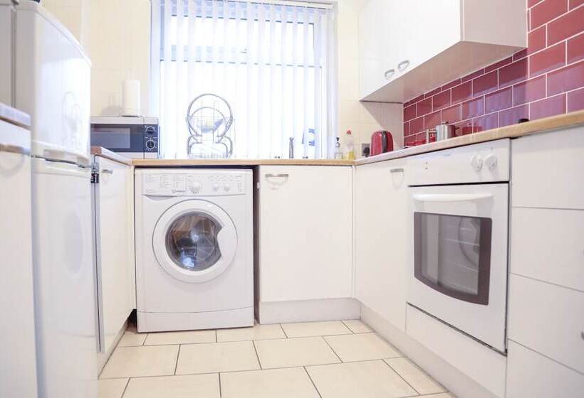 Perfect Central City Location Parking 4 Beds 2 Bedrooms