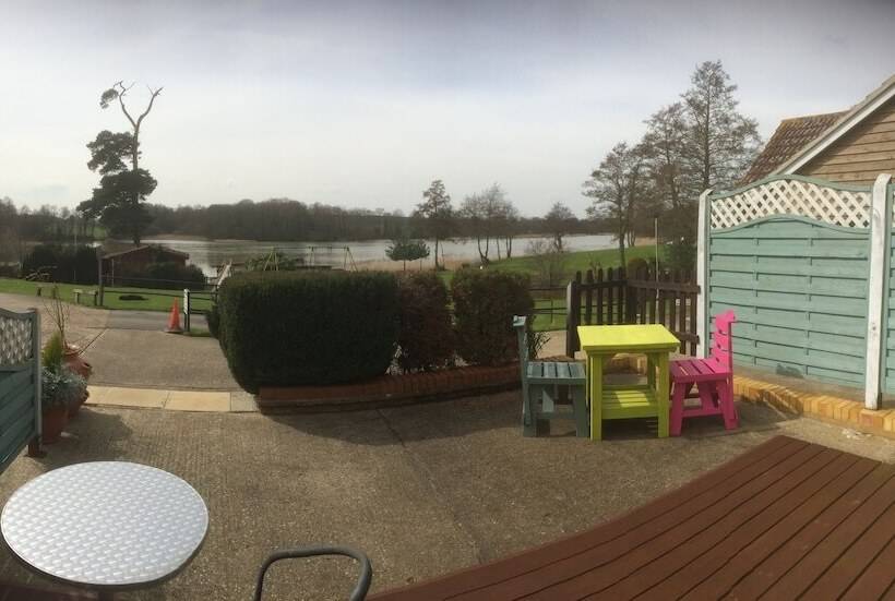 هتل Gosfield Lake Resort