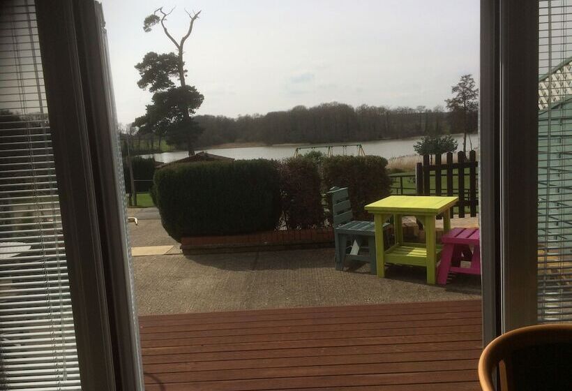 هتل Gosfield Lake Resort