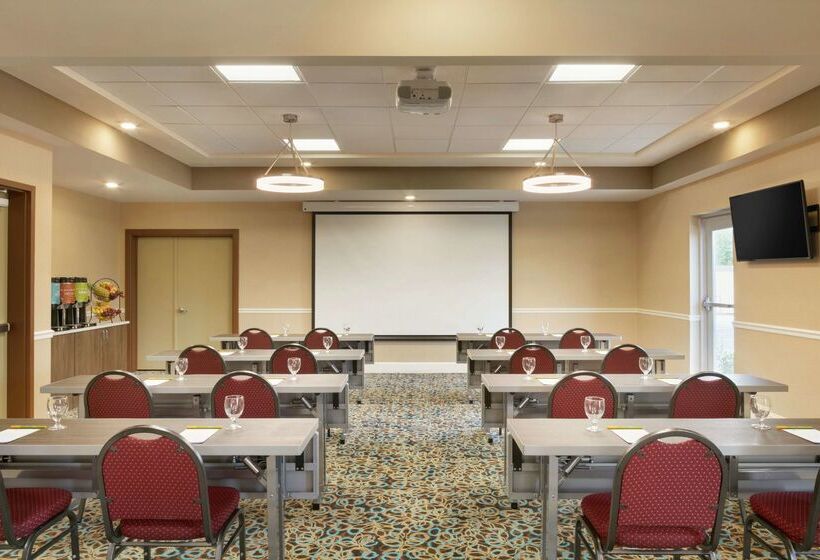בית מלון כפרי Hilton Garden Inn Statesville