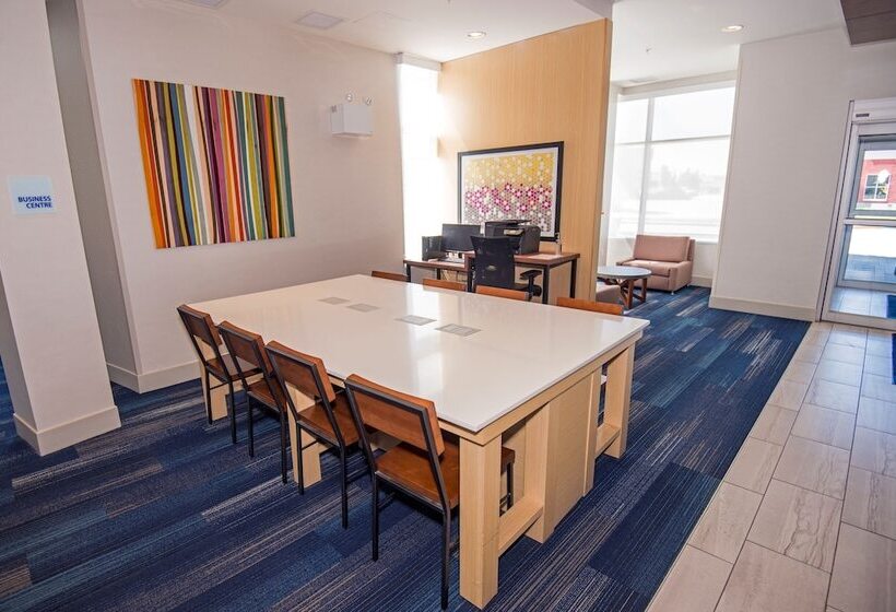 בית מלון כפרי Holiday Inn Express   Red Deer North, An Ihg