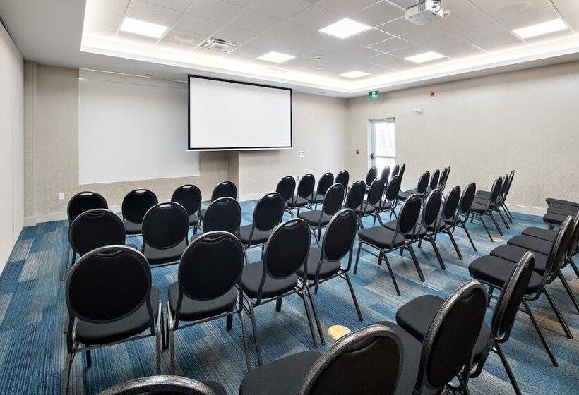 בית מלון כפרי Holiday Inn Express   Red Deer North, An Ihg