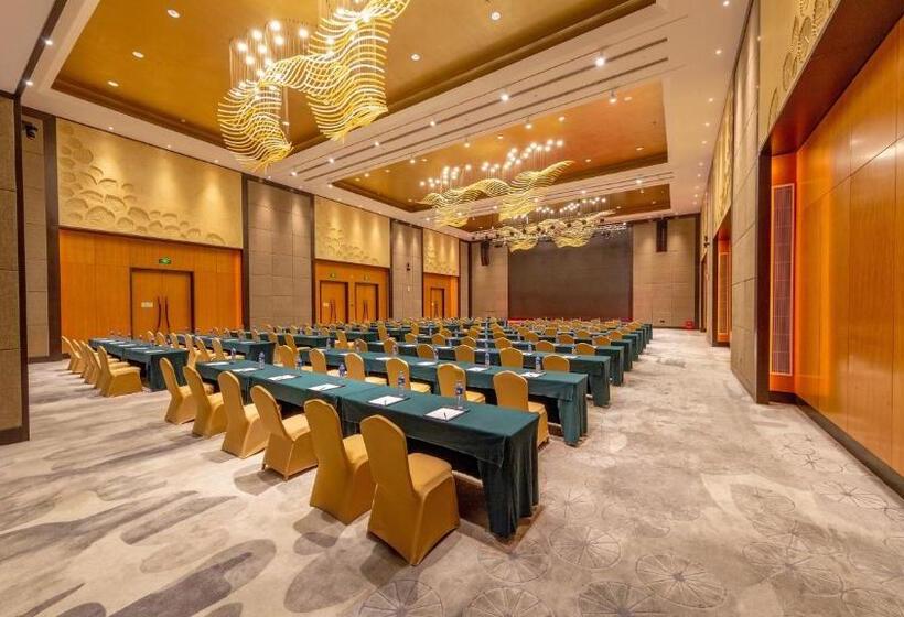 Отель Holiday Inn Nanjing Xuanwu Lake, An Ihg