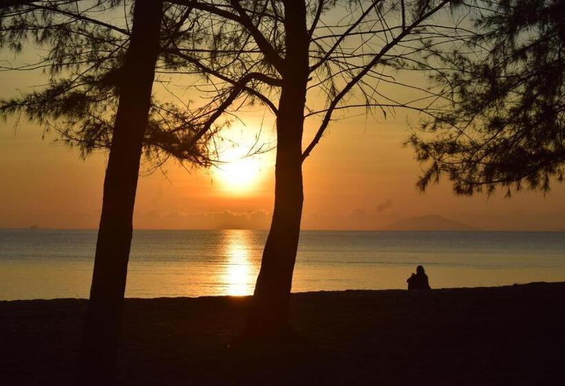 בית מלון כפרי Pandan Laut Beach Resort