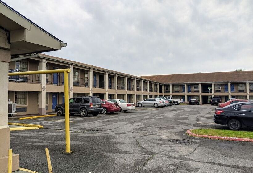 فندق على الطريق Lake Houma Inn