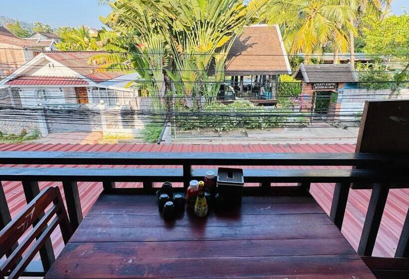 פנסיון Singharat Guesthouse