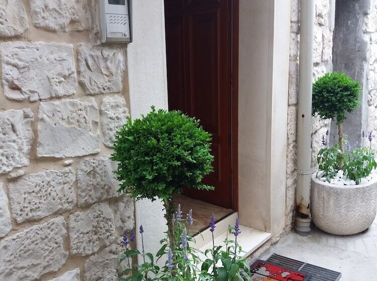 پانسیون Villa Jidro