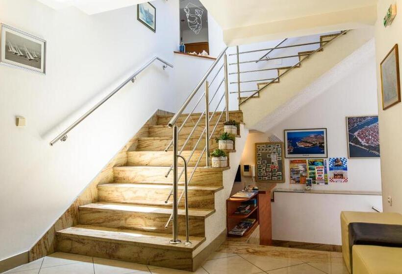 پانسیون Villa Jidro