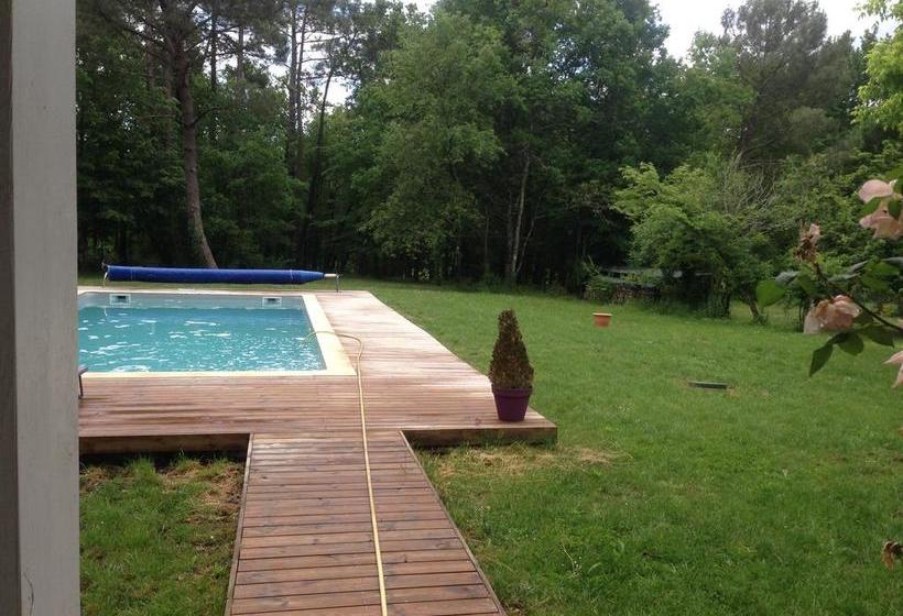 تختخواب و صبحانه Domaine De Giron