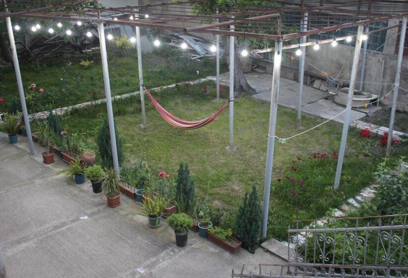 تختخواب و صبحانه Guesthouse Levani