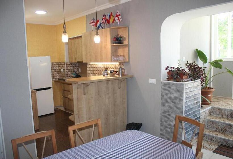 تختخواب و صبحانه Guesthouse Levani