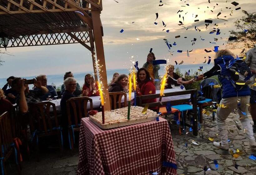 مبيت وإفطار Rooms Merlika  Inside The Castle