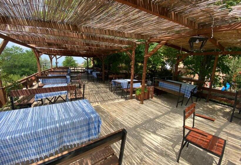 مبيت وإفطار Rooms Merlika  Inside The Castle