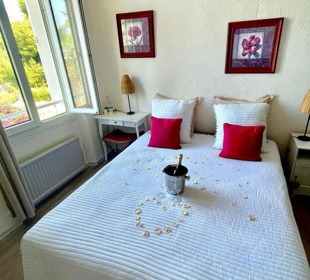 مبيت وإفطار Villa Chateau Les Terrasses, Tamaris, Vues Mer Exceptionnelles Au Calme, Mer Et Plage à 2mn à Pied