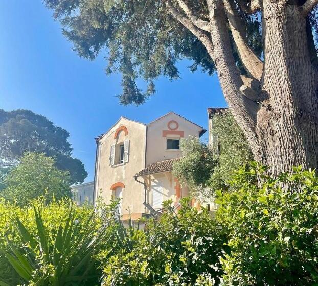 مبيت وإفطار Villa Chateau Les Terrasses, Tamaris, Vues Mer Exceptionnelles Au Calme, Mer Et Plage à 2mn à Pied