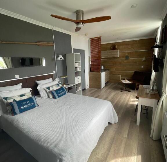 مبيت وإفطار Villa Chateau Les Terrasses, Tamaris, Vues Mer Exceptionnelles Au Calme, Mer Et Plage à 2mn à Pied