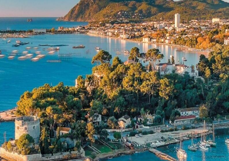 مبيت وإفطار Villa Chateau Les Terrasses, Tamaris, Vues Mer Exceptionnelles Au Calme, Mer Et Plage à 2mn à Pied