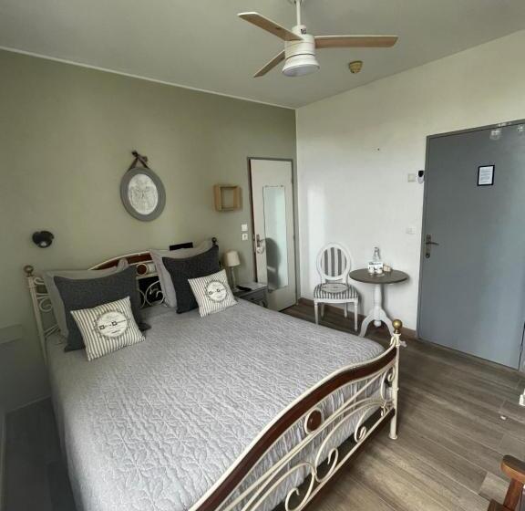 مبيت وإفطار Villa Chateau Les Terrasses, Tamaris, Vues Mer Exceptionnelles Au Calme, Mer Et Plage à 2mn à Pied