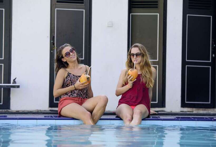 Escapade By Lvb   Hostel