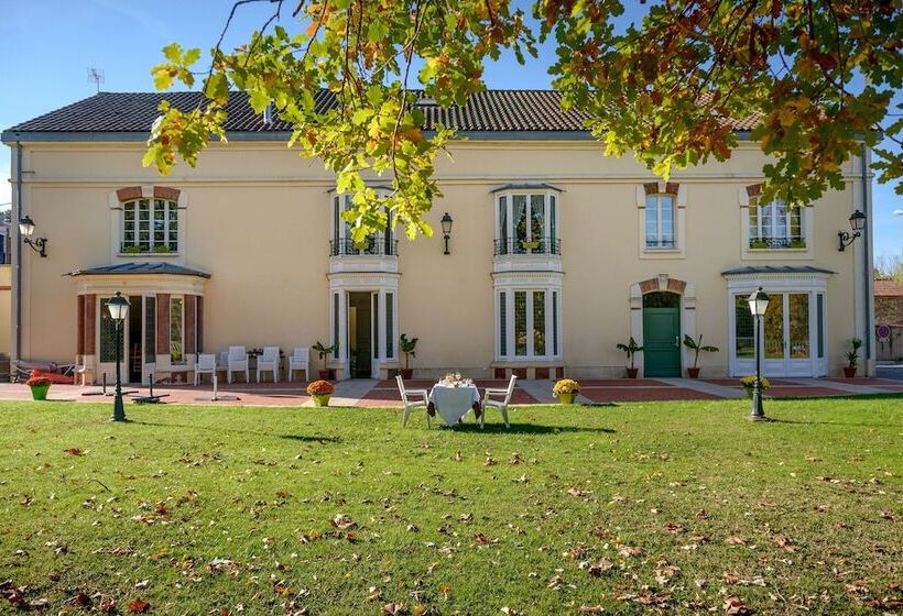 Отель La Tour De Ciron