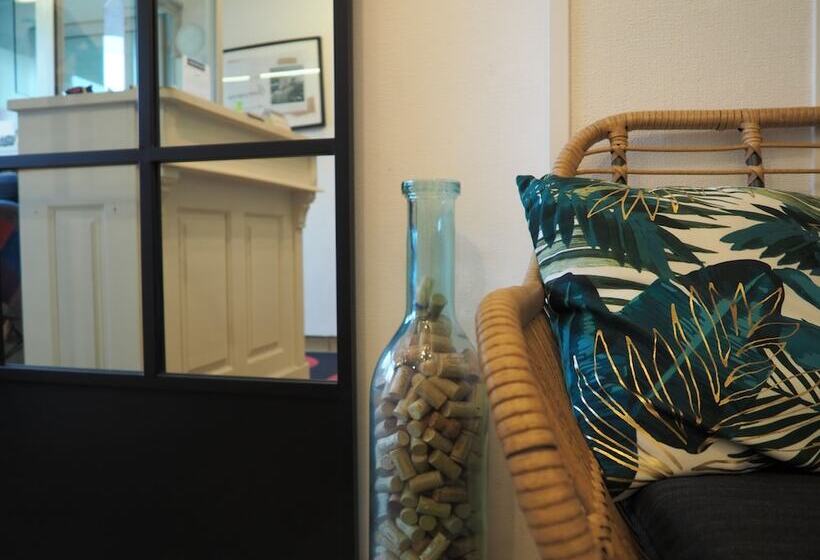 Отель Logis Hôtel Vannes Nord Le Clos Des Hortensias