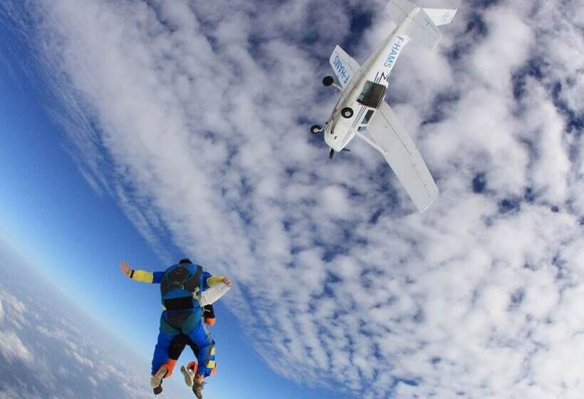 Отель Logis Hôtel Vannes Nord Le Clos Des Hortensias