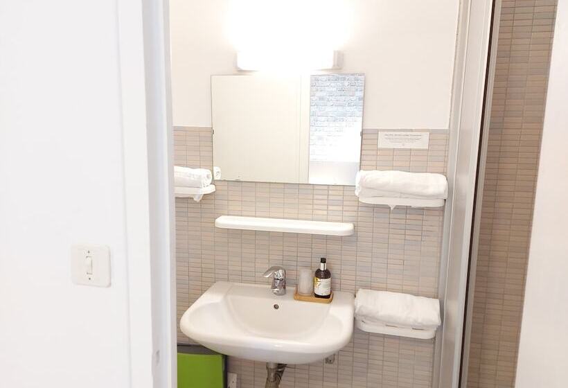 Отель Logis Hôtel Vannes Nord Le Clos Des Hortensias