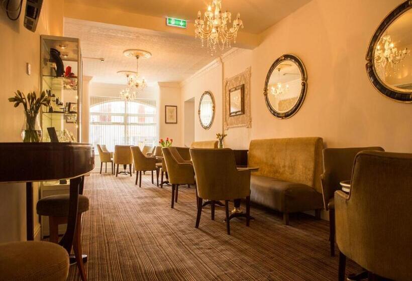 Отель The Royal Alexandra