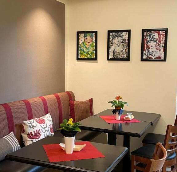 בית מלון כפרי Villa Waldfrieden   Design Trifft Budget