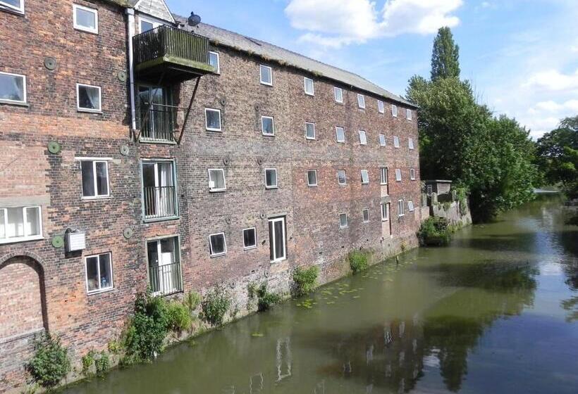 بنسيون Riverside Mews