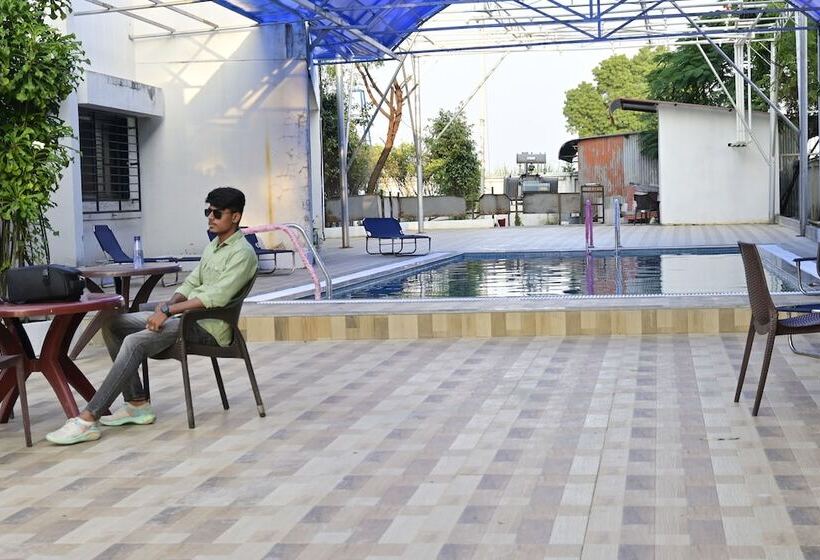 פנסיון Sapphero Resorts A Unit Of Shri Sai Hospitality