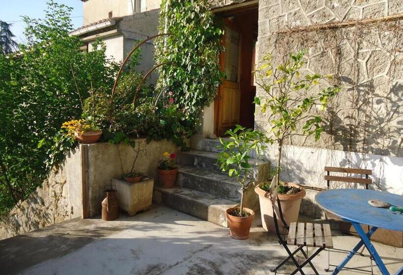 민박 La Colline Bleue