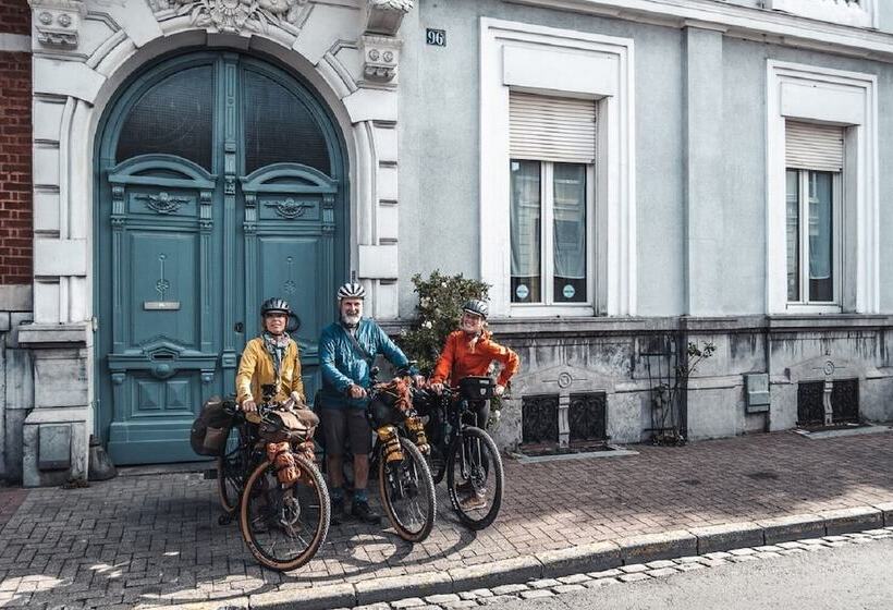 مبيت وإفطار La Maison Bleue De Roubaix
