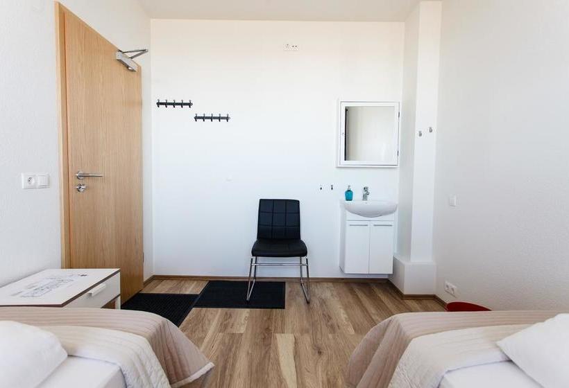 تختخواب و صبحانه Route 1 Guesthouse