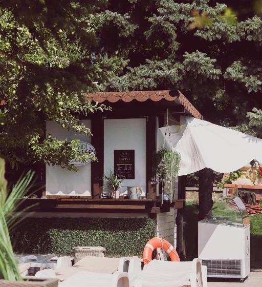 酒店 C&c Karo Resort