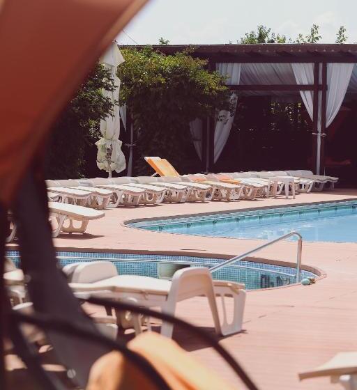 酒店 C&c Karo Resort